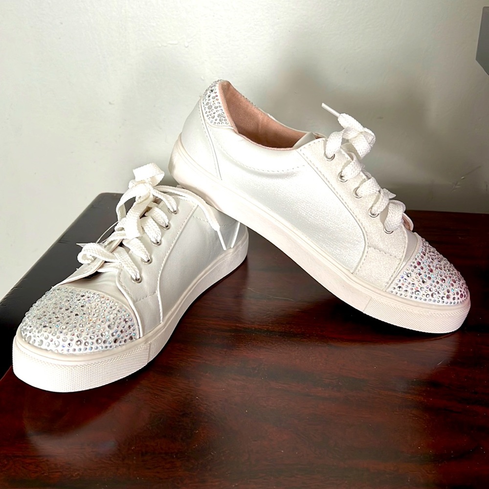NEW - De Blossom Collection - Size 7 - white with rhinestones.